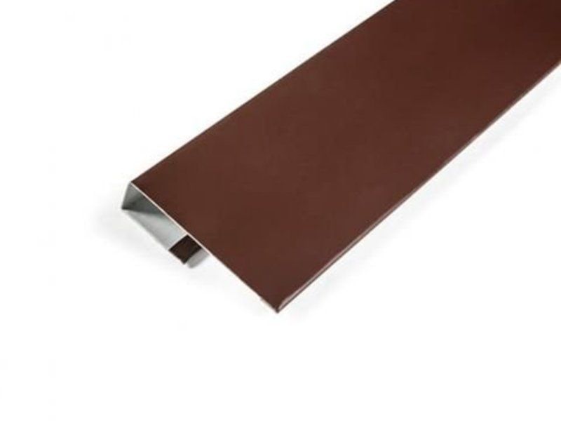 Финишная планка металлическая в строительном магазине