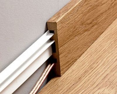 Широкий плинтус позволяет уместить провода Плинтус