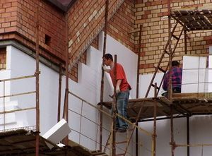 Специалисты рекомендуют использовать пенопласт для инженерных сооружений или дополнительного изолятора для пола, а под сайтинг использовать только в случае, если предполагается скорая смена отделки Утепление пенопластом