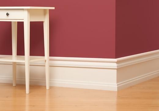 Напольный плинтус плинтус может изготавливаться как окрашенным так и белым под покраску Напольный плинтус