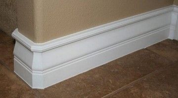 Полиуретановая планка используется для скрытия дефектов между полом и стеной или округления углов. Напольный плинтус