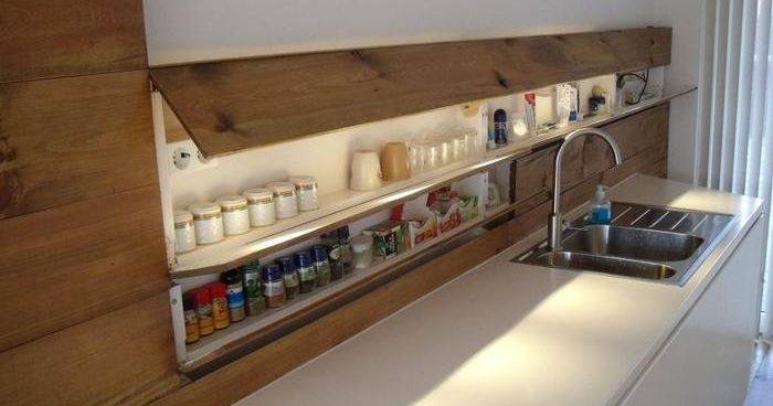 Навесные или встроенные в стену полки