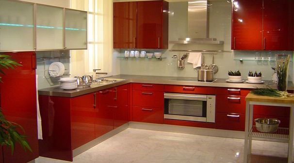 Угловая кухня энергично-красного цвета